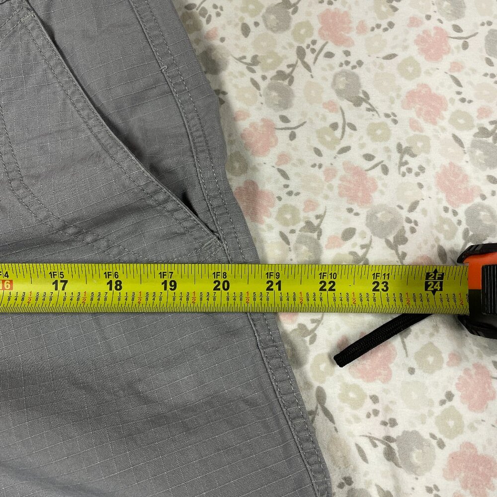 The North Face cargo capri pants, Women's Size 8, Light Gray color - Picture 11 of 15
